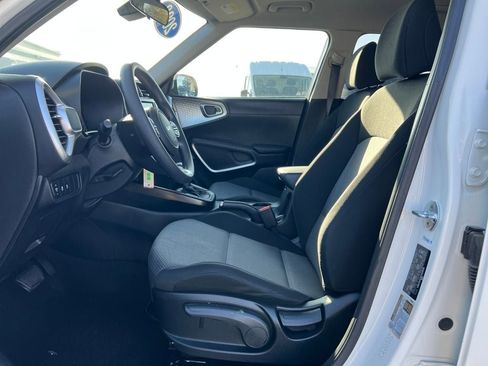 Used 2023 Kia Soul LX image 10