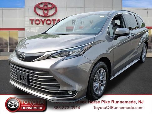 Used 2026 Toyota Sienna XLE FWD image 3
