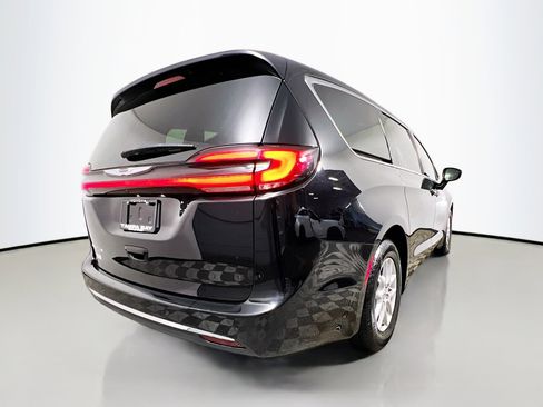 Used 2024 Chrysler Pacifica Touring-L image 4