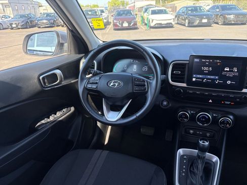 Used 2025 Hyundai Venue SEL image 33