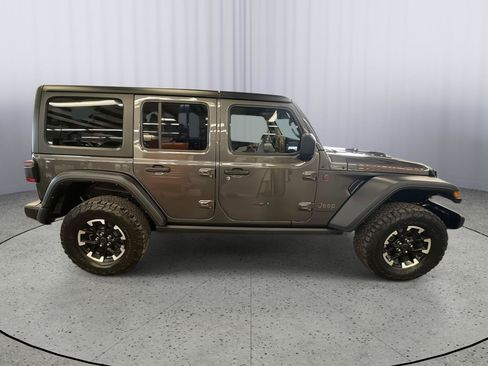 Used 2025 Jeep Wrangler Unlimited Rubicon AWD/4WD image 4