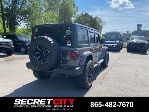 Used 2018 Jeep Wrangler Unlimited Sahara AWD/4WD image 6