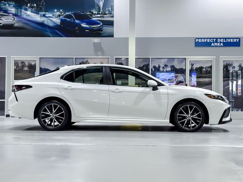 Used 2023 Toyota Camry SE FWD image 8