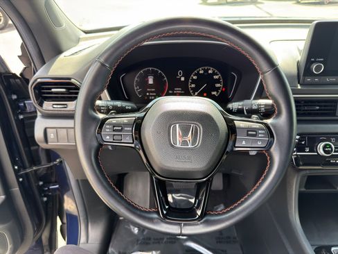 Used 2025 Honda Pilot Sport image 17