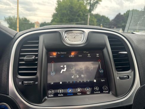 Used 2019 Chrysler 300 Limited AWD/4WD image 32