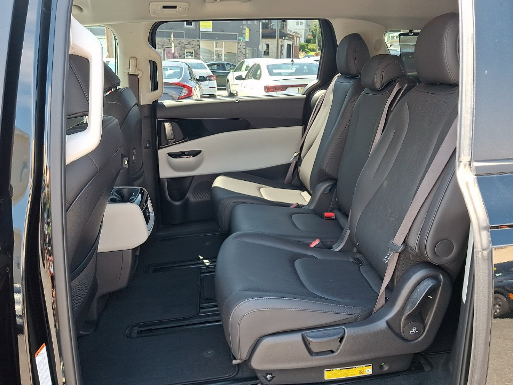 Used 2024 Kia Carnival EX FWD image 10