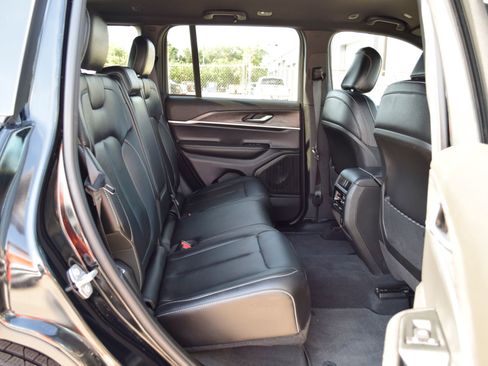 Used 2025 Jeep Grand Cherokee Limited w/ Black Appearance Package AWD/4WD image 22
