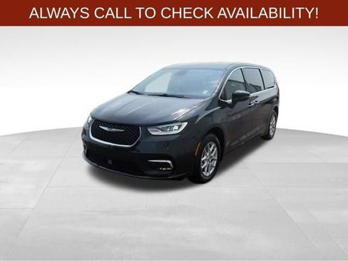 Used 2023 Chrysler Pacifica Touring-L FWD image 3