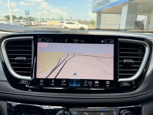 Used 2024 Chrysler Pacifica Limited FWD image 17
