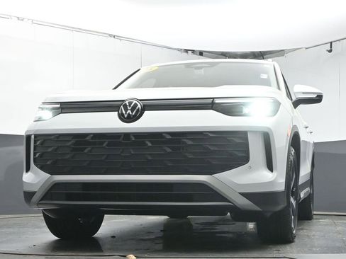 Certified 2025 Volkswagen Tiguan SE image 34