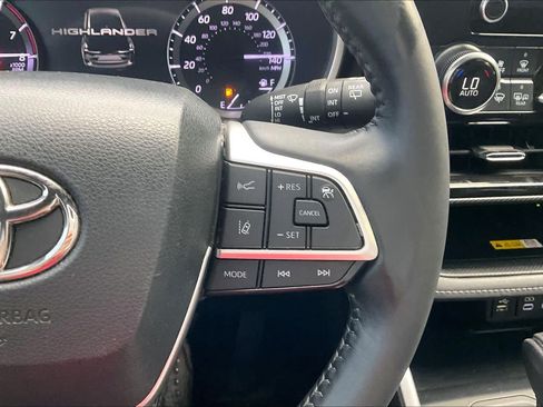 Used 2023 Toyota Highlander XSE FWD image 25