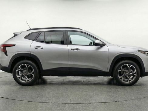 Used 2025 Chevrolet Trax LT FWD image 11