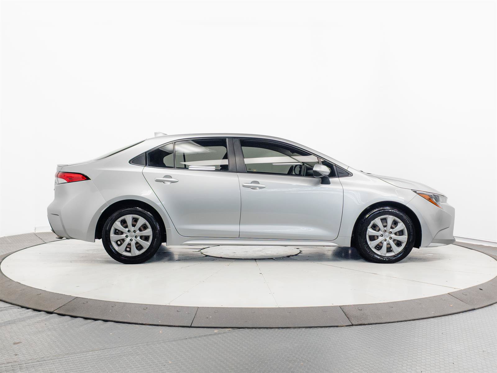 Used 2020 Toyota Corolla LE FWD image 14