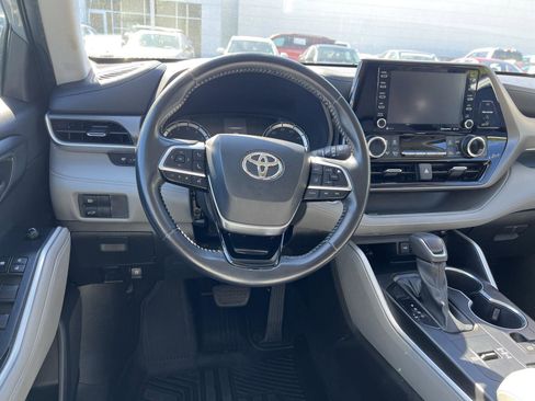 Used 2021 Toyota Highlander LE image 29