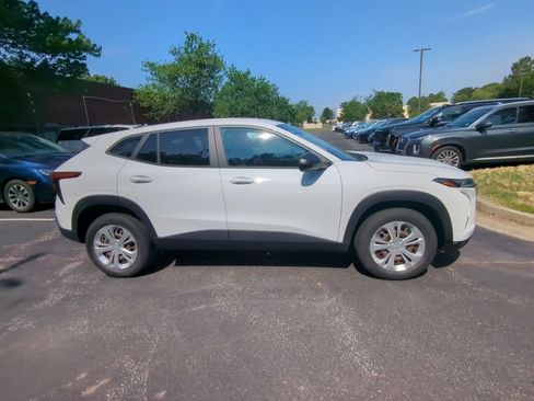 Used 2024 Chevrolet Trax LS FWD image 2