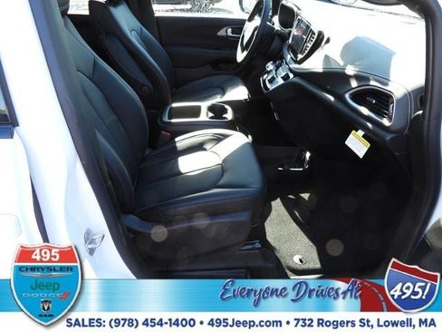New 2026 Chrysler Pacifica Select image 10