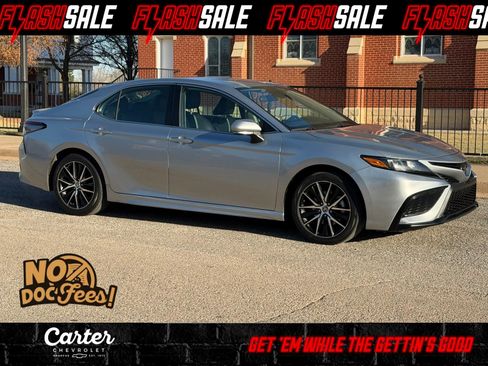 Used 2023 Toyota Camry SE FWD image 1