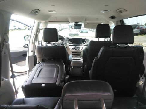 Certified 2024 Chrysler Pacifica Touring-L FWD image 6