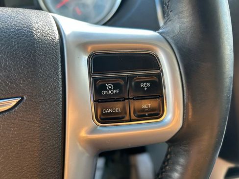 Used 2014 Chrysler Town & Country Touring image 16