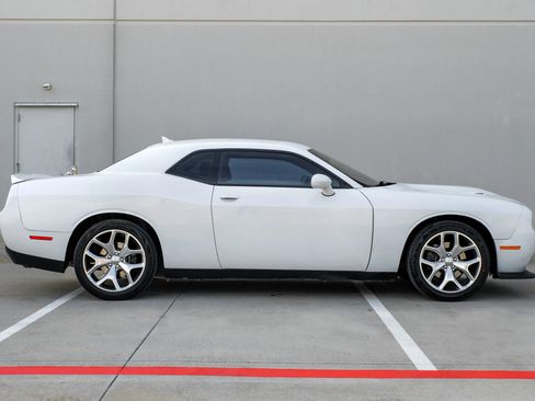 Used 2016 Dodge Challenger SXT Plus image 3