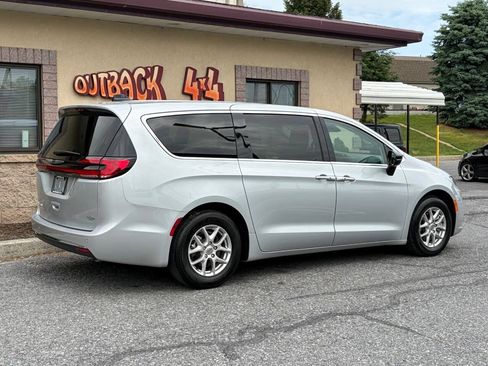 Used 2024 Chrysler Pacifica Touring-L FWD image 3