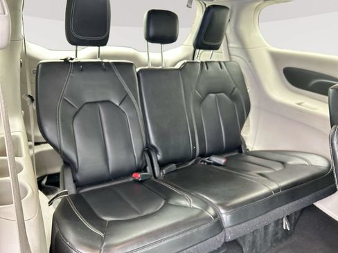 Used 2023 Chrysler Pacifica Touring-L FWD image 26