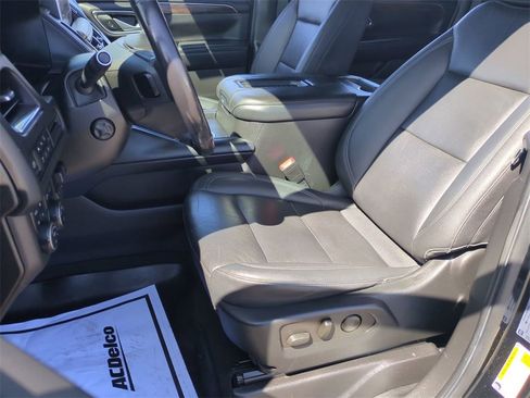 Used 2022 Chevrolet Suburban Z71 w/ Off-Road Capability Package image 19