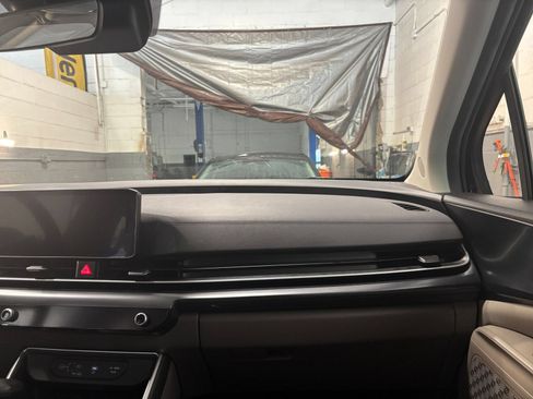 Used 2026 Kia Carnival FWD image 33
