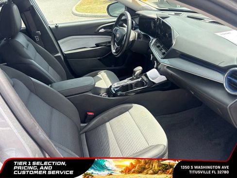 Used 2025 Chevrolet Trax LT w/ LT Convenience Package FWD image 10