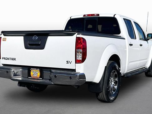 Used 2018 Nissan Frontier SV image 2