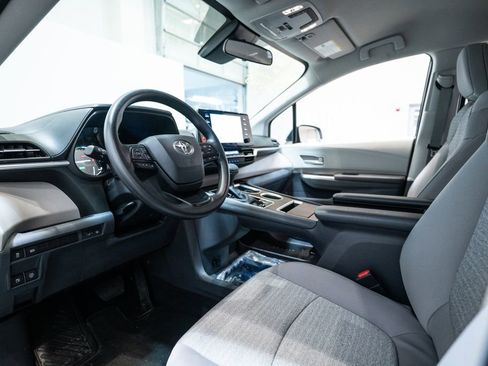 Used 2023 Toyota Sienna LE image 4