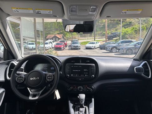 Used 2025 Kia Soul LX w/ LX Technology Package FWD image 31