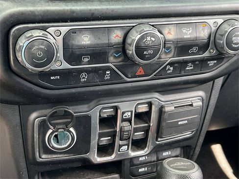 Used 2021 Jeep Gladiator Willys image 28