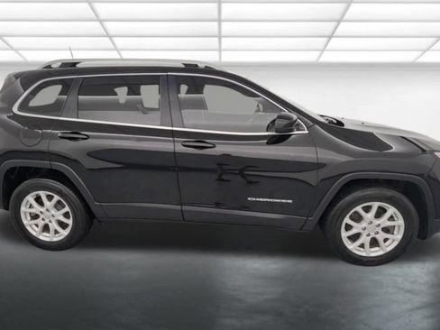 Used 2017 Jeep Cherokee Latitude w/ Comfort & Sound Group AWD/4WD image 9