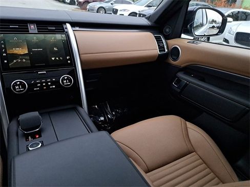 Used 2024 Land Rover Discovery Metropolitan Edition image 18
