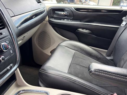Used 2019 Dodge Grand Caravan SXT FWD image 17
