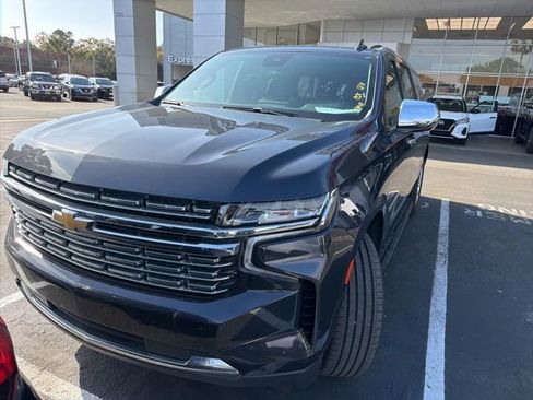 Used 2023 Chevrolet Suburban Premier image 2