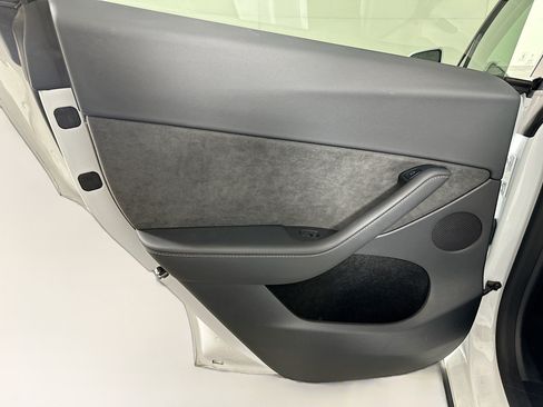 Used 2022 Tesla Model Y Long Range AWD/4WD image 25