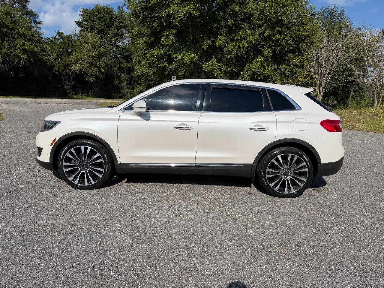 Used 2016 Lincoln MKX Reserve w/ Technology Package FWD image 3