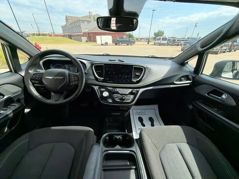 Used 2023 Chrysler Pacifica Touring FWD image 22