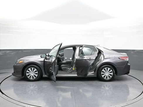 Certified 2019 Toyota Camry LE image 43