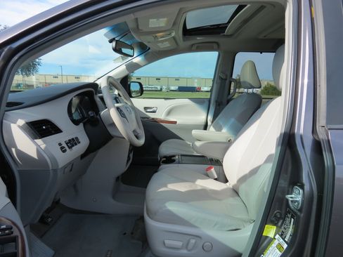 Used 2012 Toyota Sienna XLE image 31