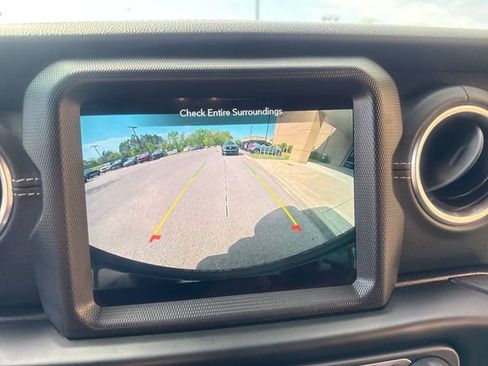 Used 2022 Jeep Wrangler Unlimited Sahara w/ Cold Weather Group image 17