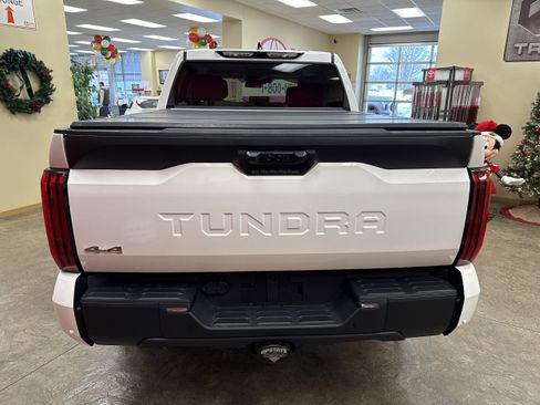 Used 2022 Toyota Tundra SR5 w/ SR5 Convenience Package AWD/4WD image 9