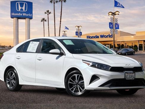 Used 2022 Kia Forte LXS FWD image 2