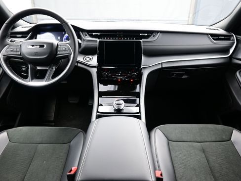 New 2025 Jeep Grand Cherokee Altitude AWD/4WD image 9