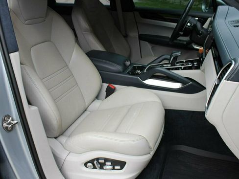 Used 2019 Porsche Cayenne Turbo AWD/4WD image 24