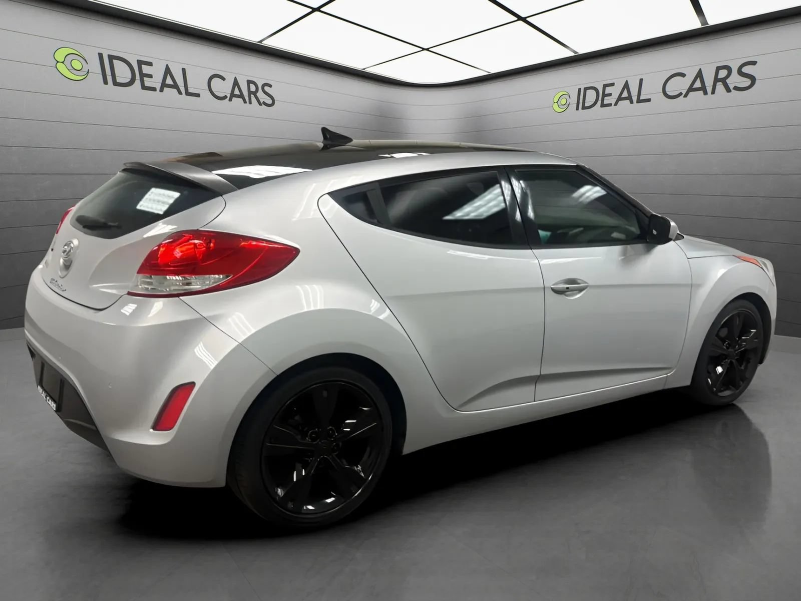 Used 2016 Hyundai Veloster w/ Option Group 03 FWD image 5