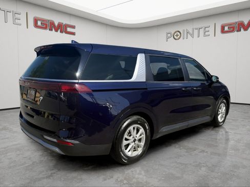 Used 2024 Kia Carnival LX FWD image 3