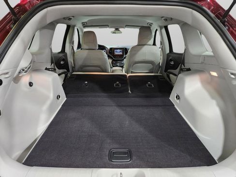 Used 2020 Jeep Cherokee Latitude Plus w/ Cold Weather Group image 28